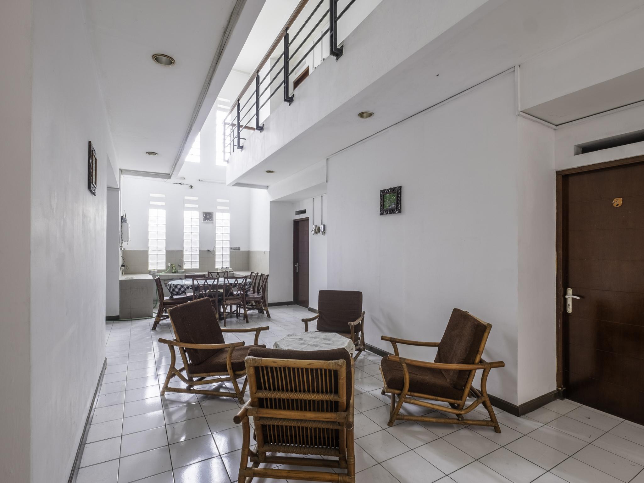 Hotel Oyo 1608 Feby Maisonatte 2*