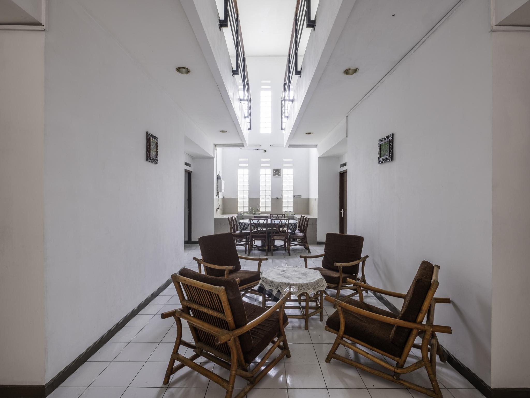 Hotel Oyo 1608 Feby Maisonatte 2*
